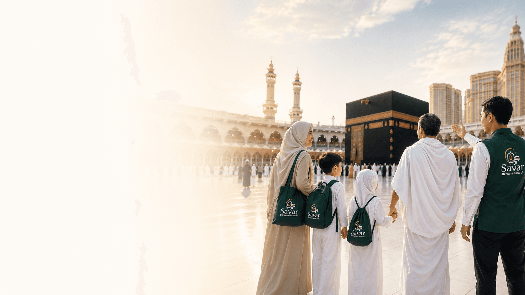 Keluarga jamaah Savar di area Ka'bah